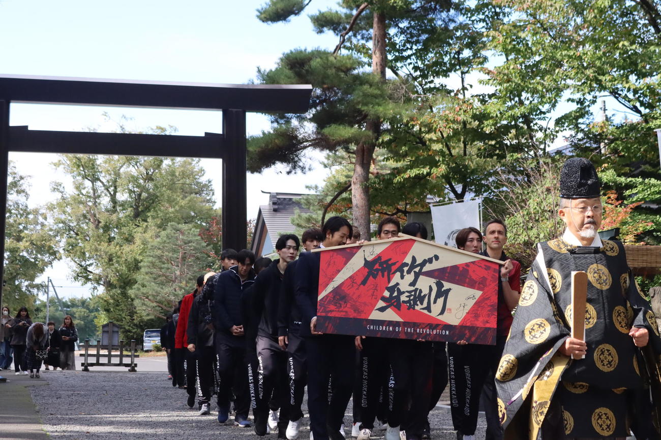 旭川神社に参拝するヴォレアス北海道の選手ら（撮影・保坂果那）