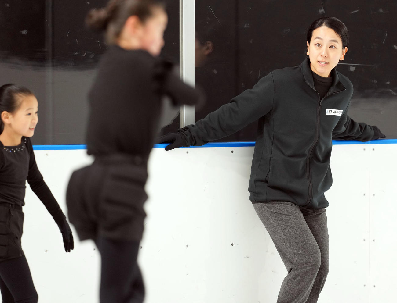 生徒の動きを見る浅田真央氏（撮影・たえ見朱実）