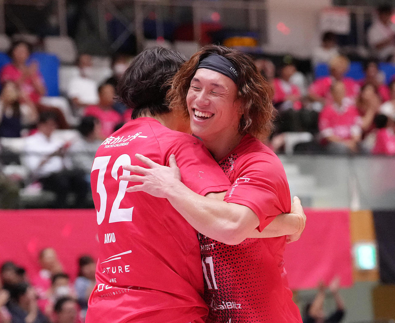 ジークスター東京対大崎オーソル埼玉　大崎オーソル埼玉に勝利し抱き合い喜ぶジークスター東京の泉本（撮影・足立雅史）