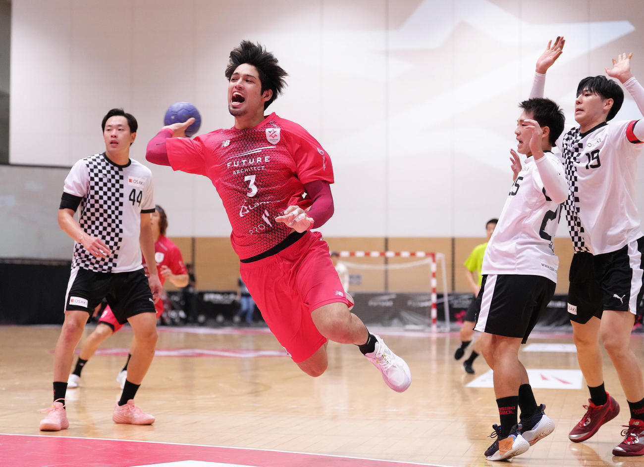 ジークスター東京対大崎オーソル埼玉　前半、シュートを放つジークスター東京の部井久（左から2人目）（撮影・足立雅史）