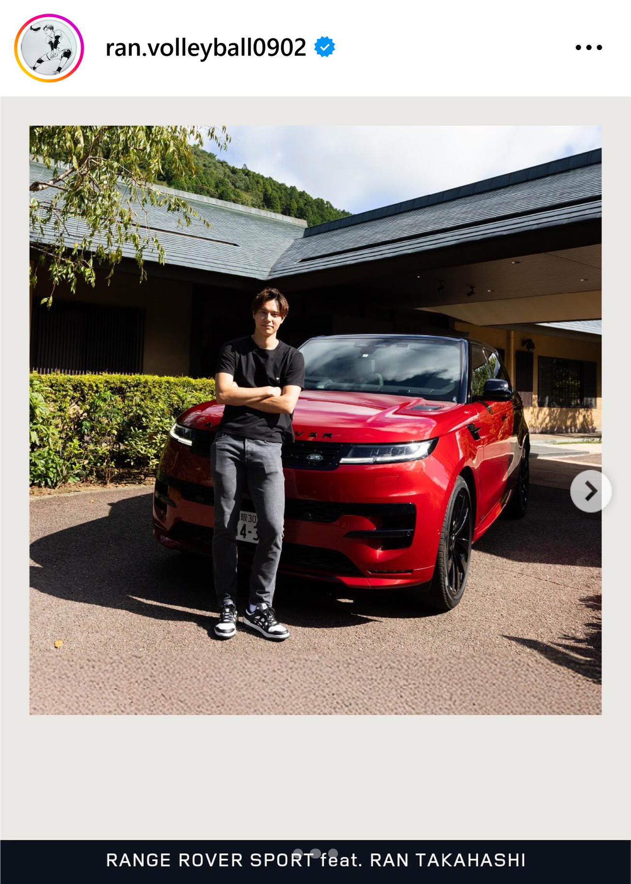 真っ赤な「レンジローバー スポーツ」と2ショット（高橋藍のインスタグラムから）