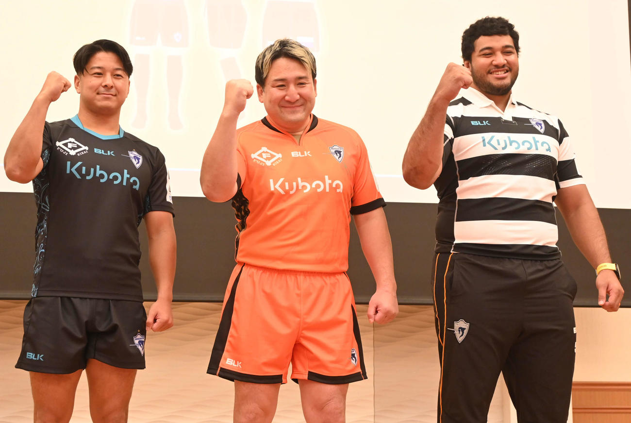 リーグワン東京ベイの新ジャージーを披露する、左から押川敦治、安江祥光、オペティ・ヘル（撮影・飯岡大暉）