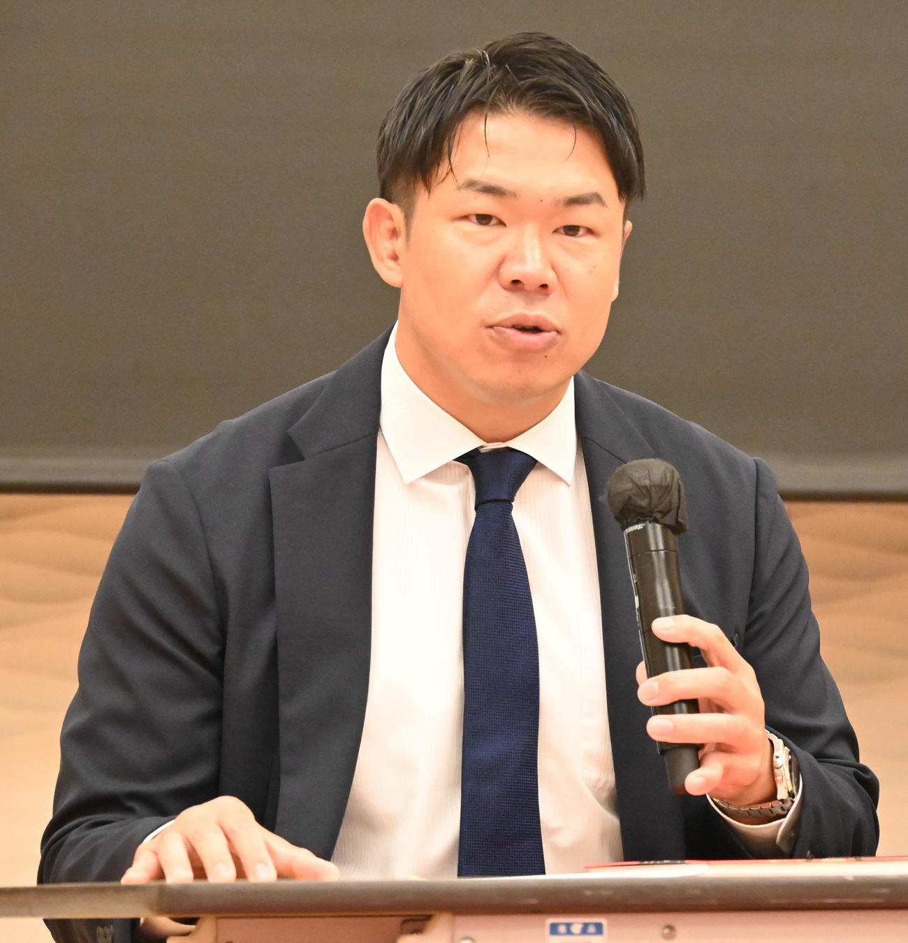 東京ベイのチーム方針発表記者会見に登壇した前川泰慶ゼネラルマネジャー（撮影・飯岡大暉）