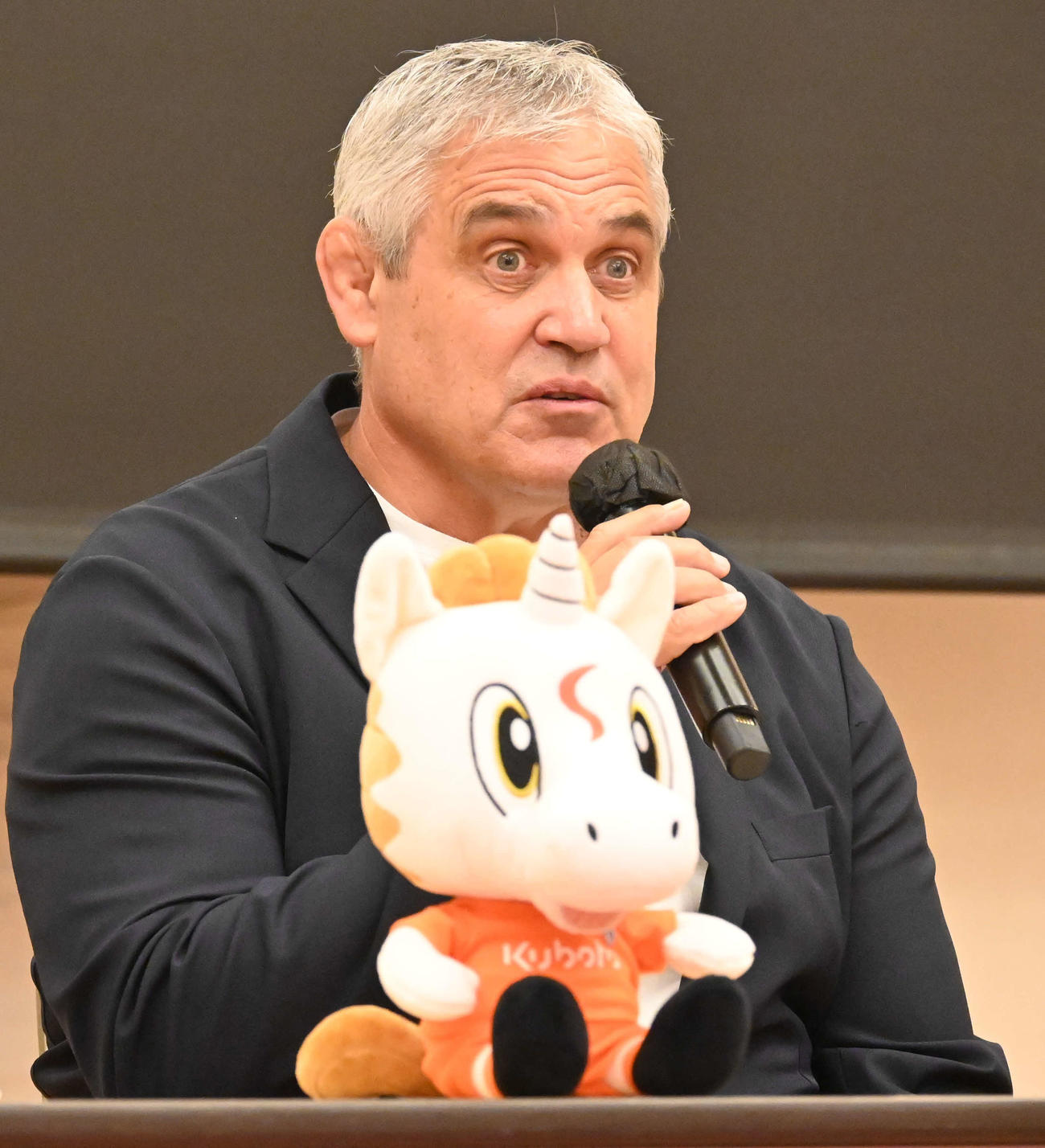 東京ベイのチーム方針発表記者会見に登壇したフラン・ルディケ・ヘッドコーチ（撮影・飯岡大暉）