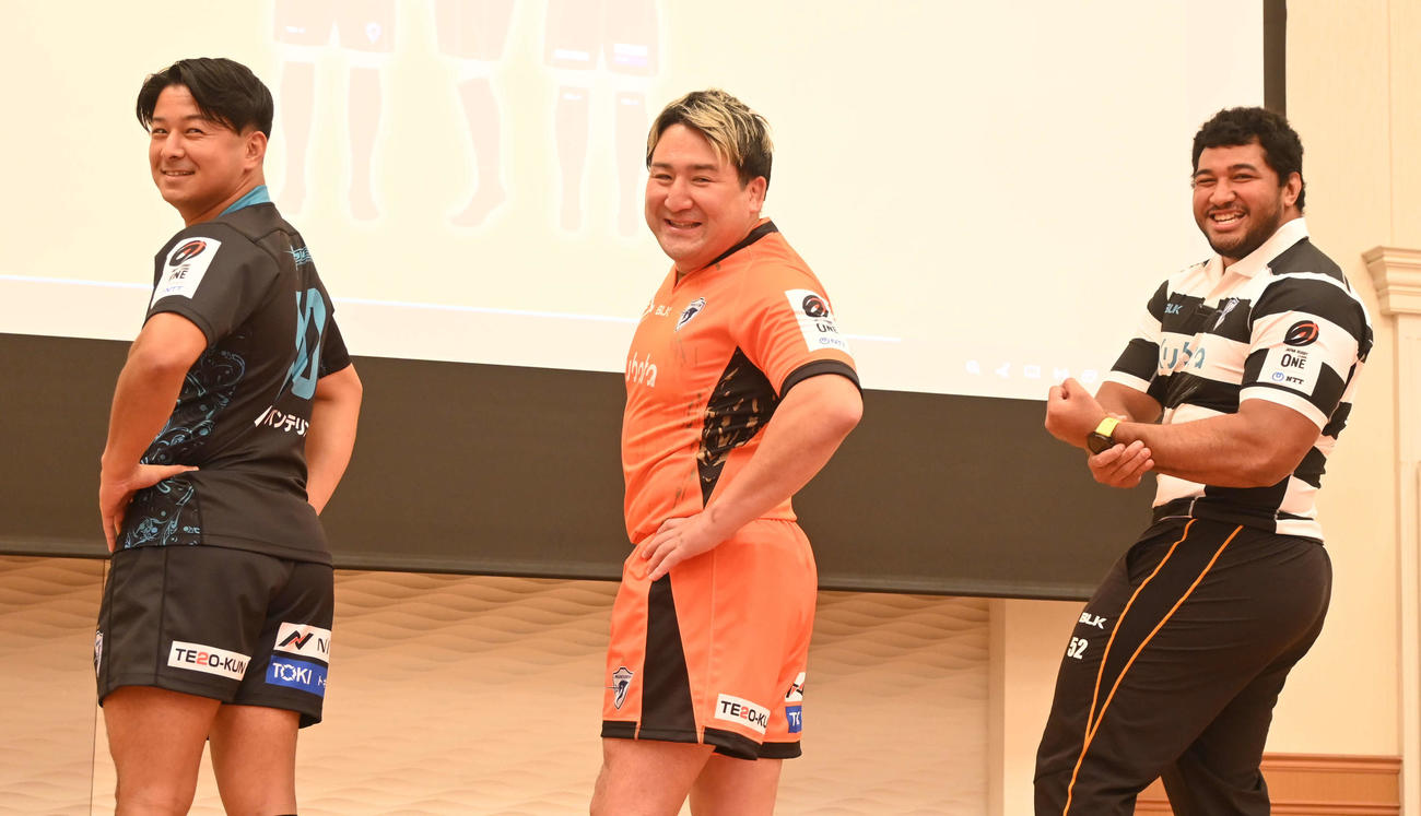 リーグワン東京ベイの新ジャージーを披露する、左から押川敦治、安江祥光、オペティ・ヘル（撮影・飯岡大暉）