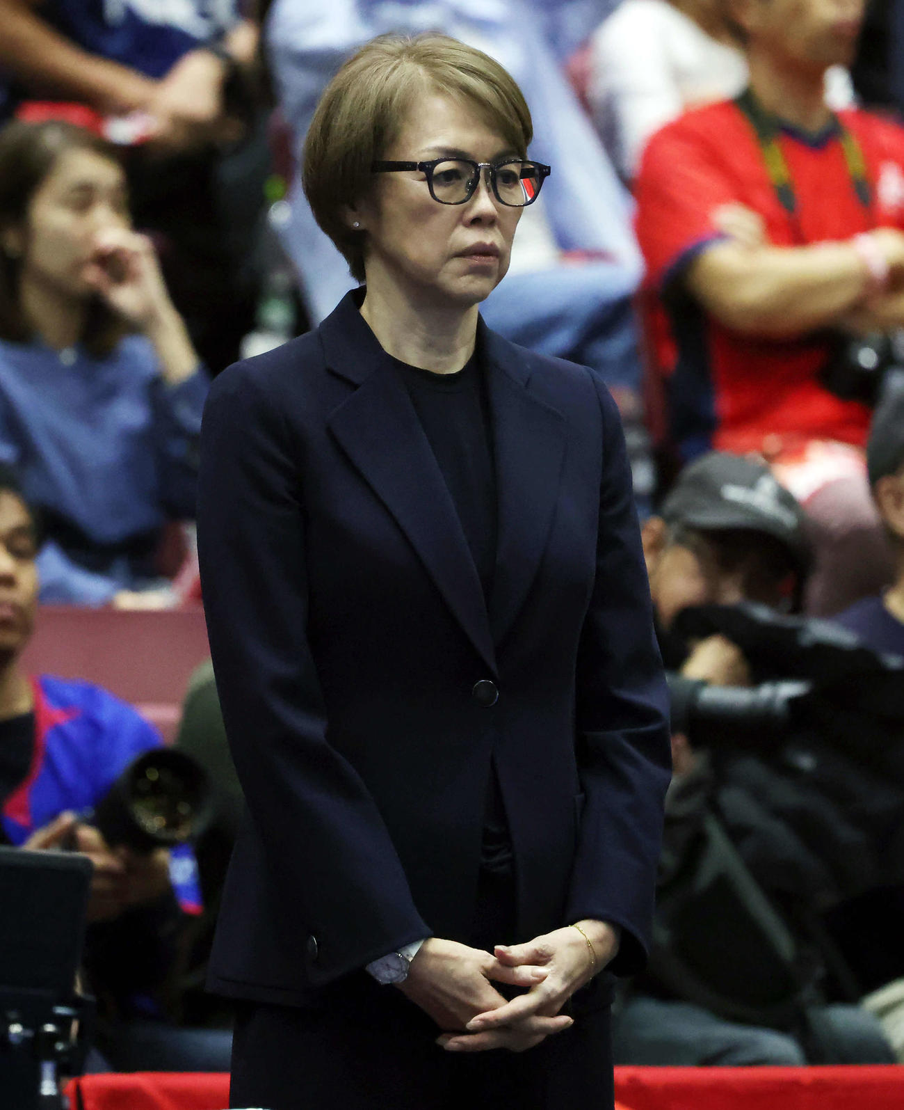 NEC川崎対SAGA久光　試合前、選手のウォーミングアップを見守るSAGA久光中田久美監督（撮影・山本朝陽）