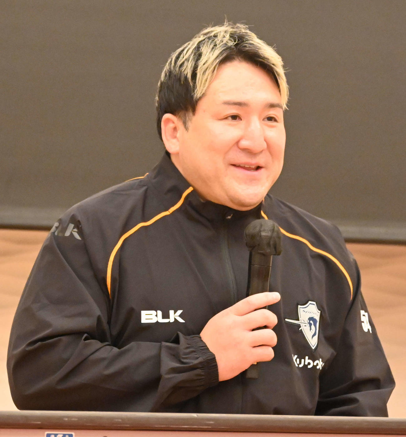 東京ベイの入団会見に臨む安江（撮影・飯岡大暉）