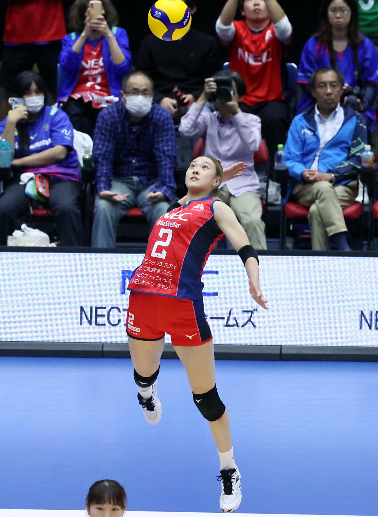 NEC川崎対SAGA久光　第2セット　サーブを放つNEC川崎佐藤（撮影・山本朝陽）