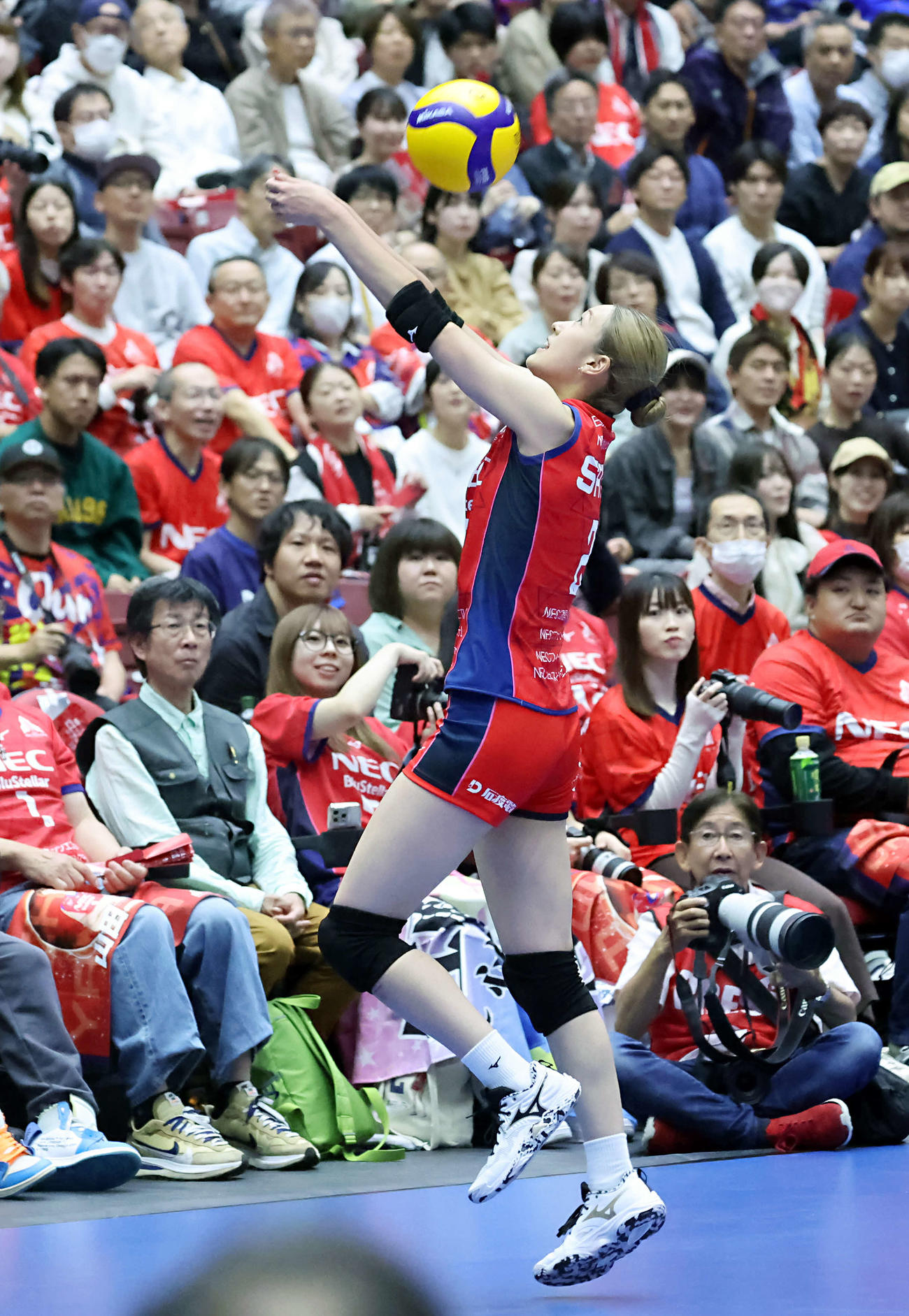 NEC川崎対SAGA久光　第3セット、レシーブをするNEC川崎佐藤（撮影・山本朝陽）