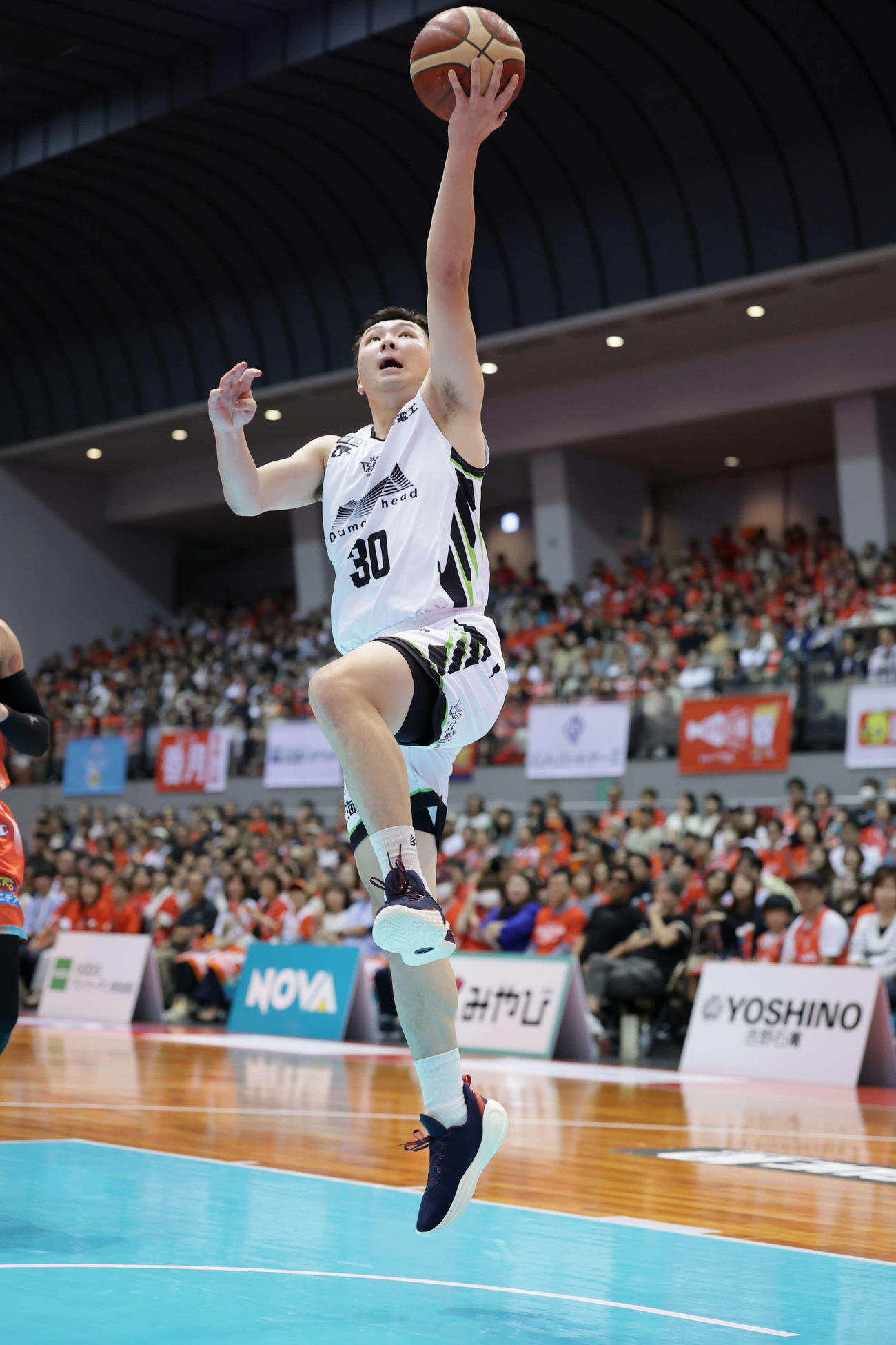 第1Q、果敢に攻めるレバンガ北海道・富永　（C）B．LEAGUE