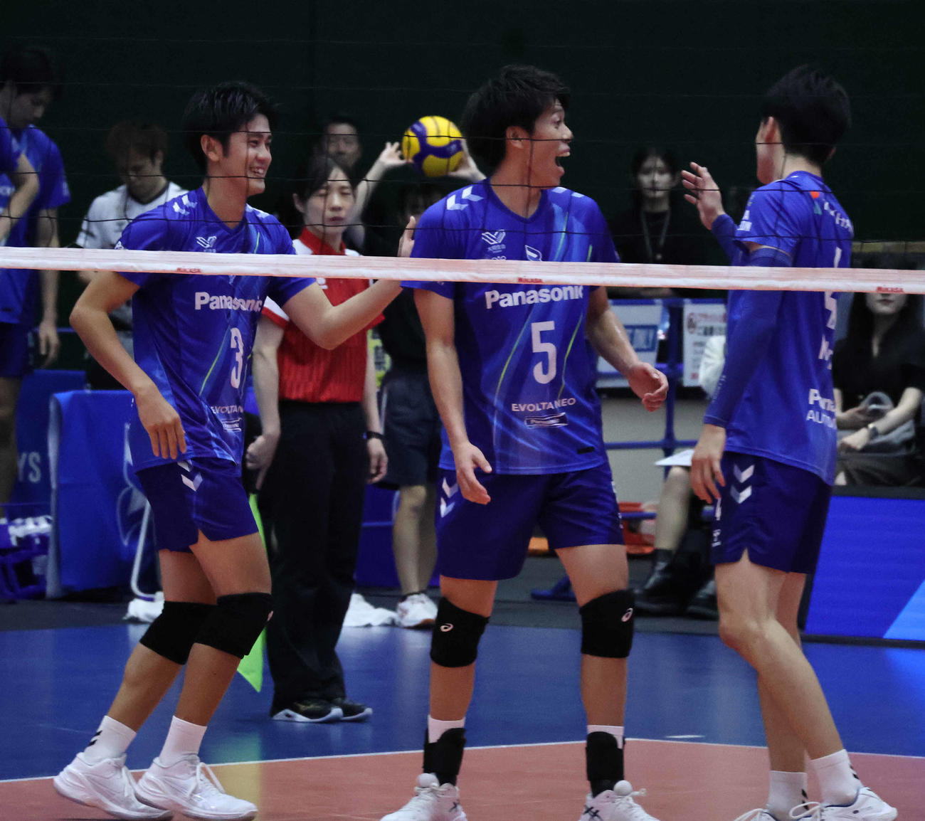 得点して喜ぶ富田将馬（中央）（撮影・竹本穂乃加）