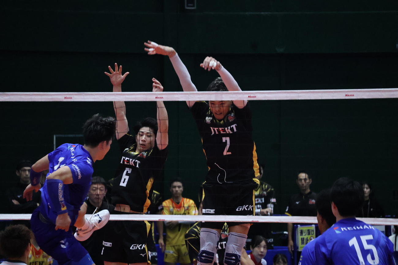 ブロックするジェイテクトSTINGS愛知の河東祐大（中央）と高橋健太郎（右）（撮影・竹本穂乃加）