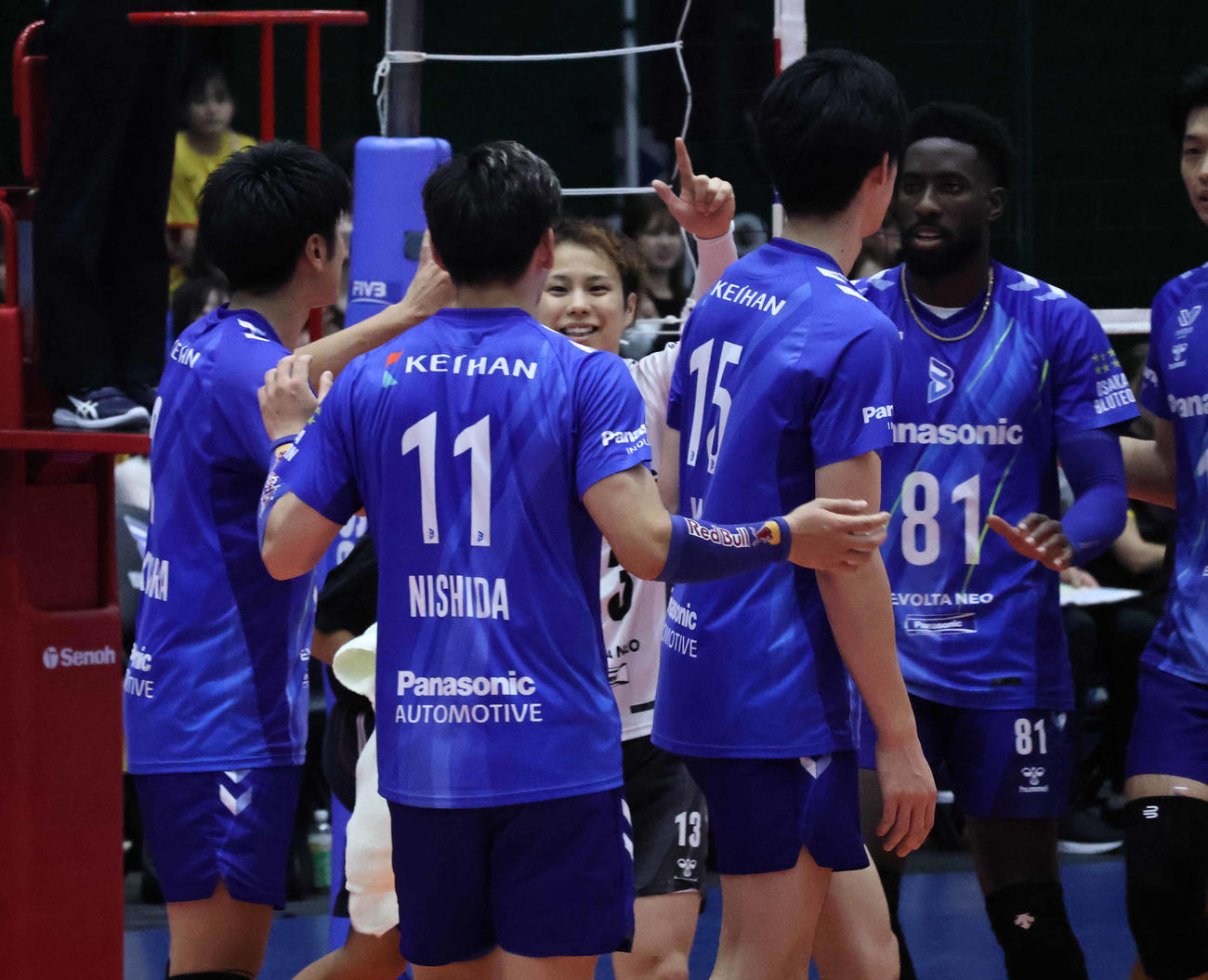 コート内に集まる大阪ブルテオンの選手（撮影・竹本穂乃加）
