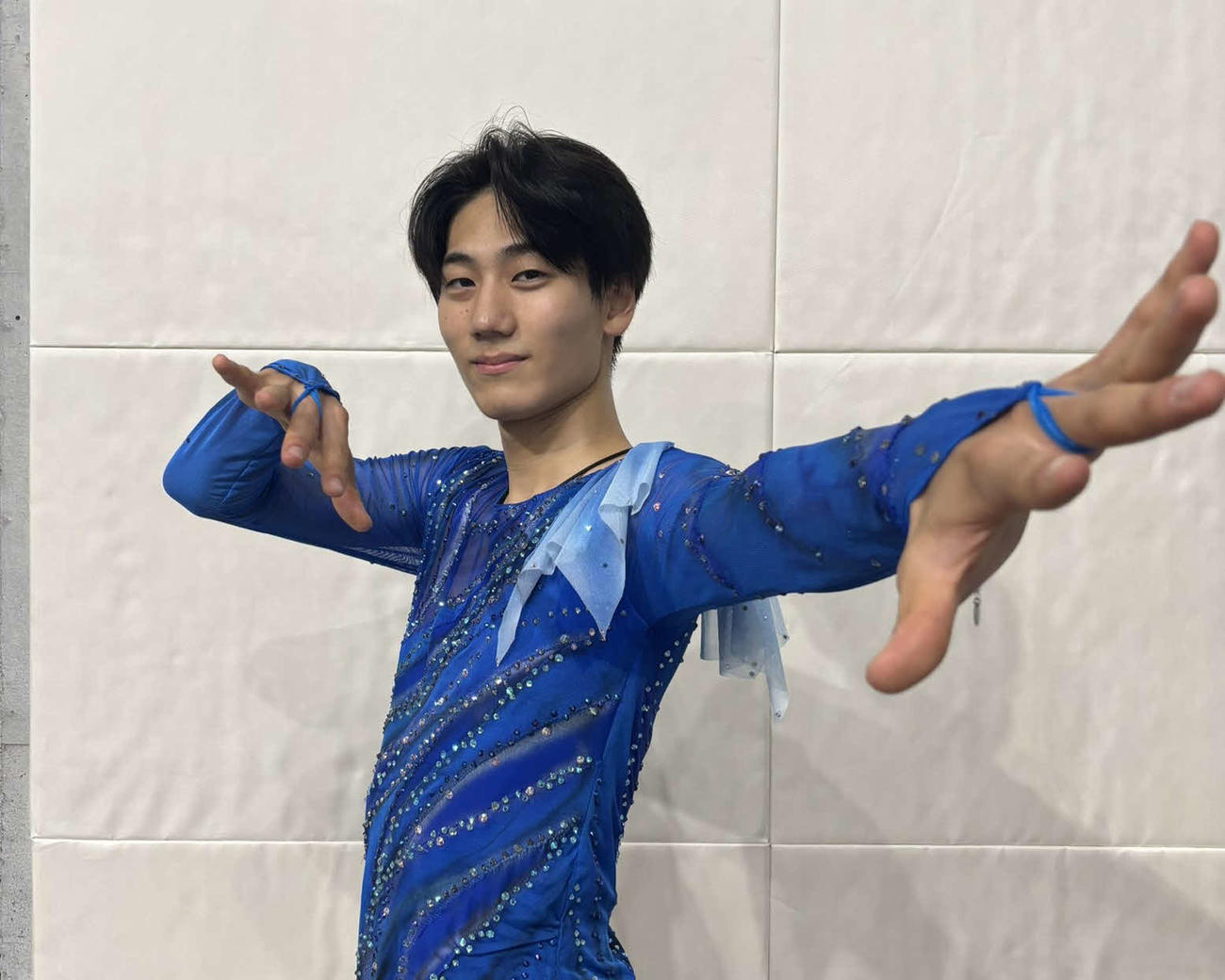 ポーズを取り、写真に納まる戸田（撮影・勝部晃多）