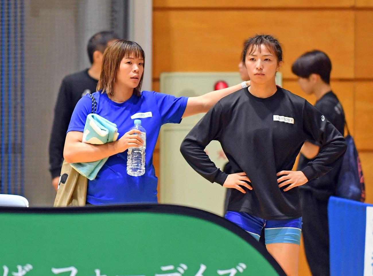 試合前に話し込む金城（左）と恒村