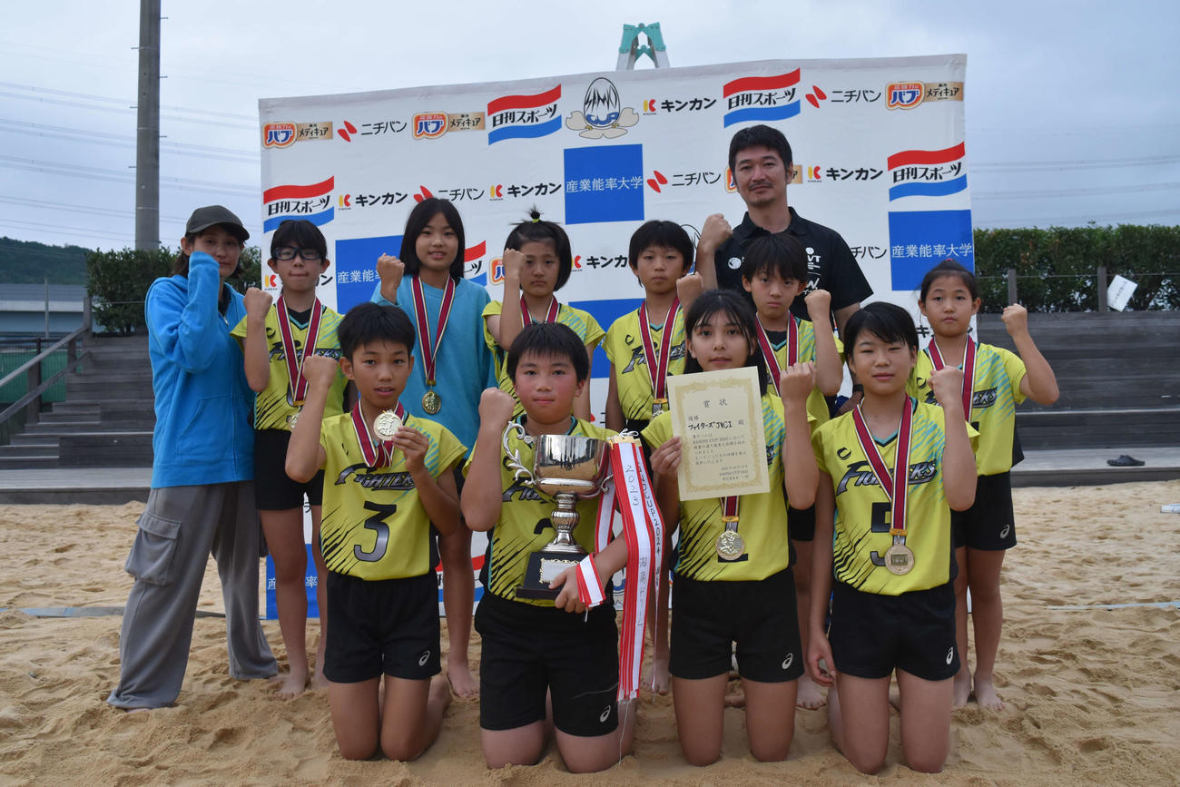 「SANNO CUP2025」で初優勝したファイターズJVCIチームのメンバーはガッツポーズ