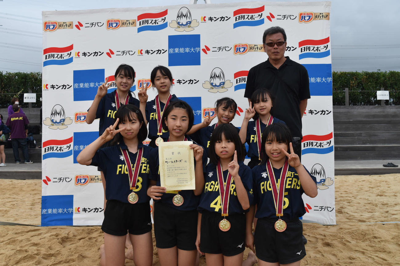 町一ファイターズは惜しくも3位だったが、ピースサインでニッコリ
