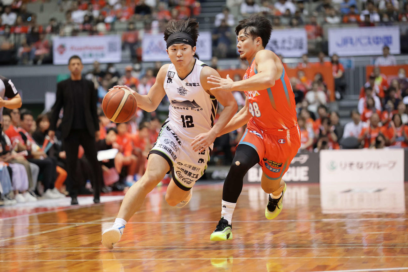 第1Q、果敢に攻めるレバンガ北海道の市場　（C）B．LEAGUE