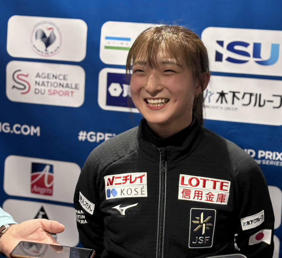 笑顔で取材に応じる坂本花織（撮影・松本愛香通信員）