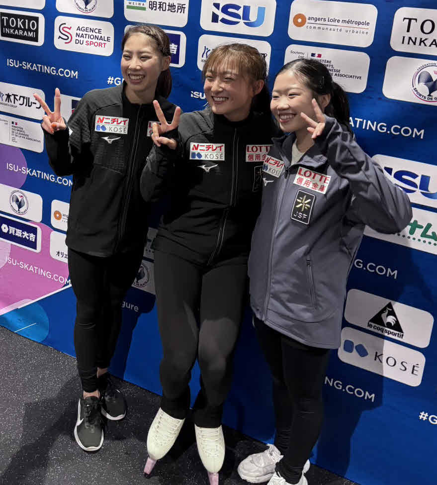 笑顔で並ぶ3人。左から住吉りをん、坂本花織、中井亜美（撮影・松本愛香通信員）