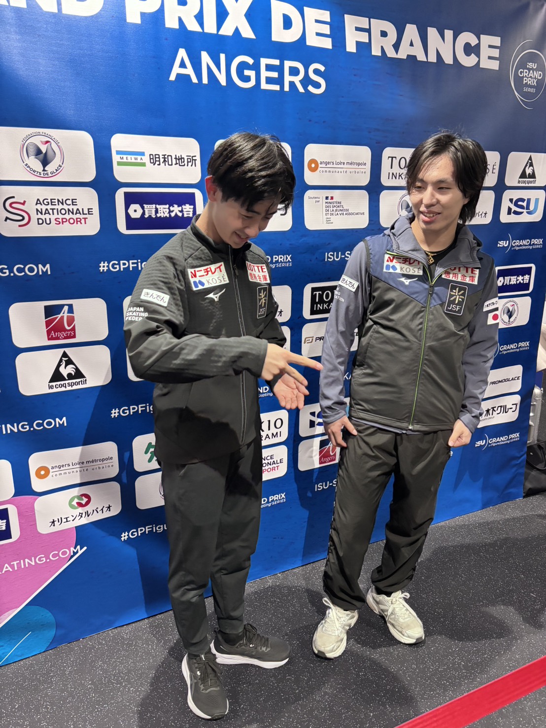 グランプリシリーズ第1戦フランス大会の公式練習後、牛肉を食す“決起集会”の話題で笑顔を見せる三浦佳生（右）と壷井達也（撮影・松本愛香通信員）
