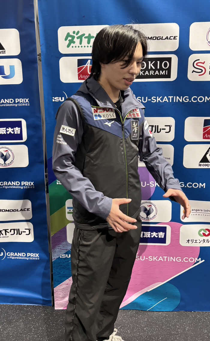 グランプリシリーズ第1戦フランス大会の公式練習後に牛肉を食す“決起集会”をイメージし、パッケージを持つ三浦佳生（撮影・松本航）