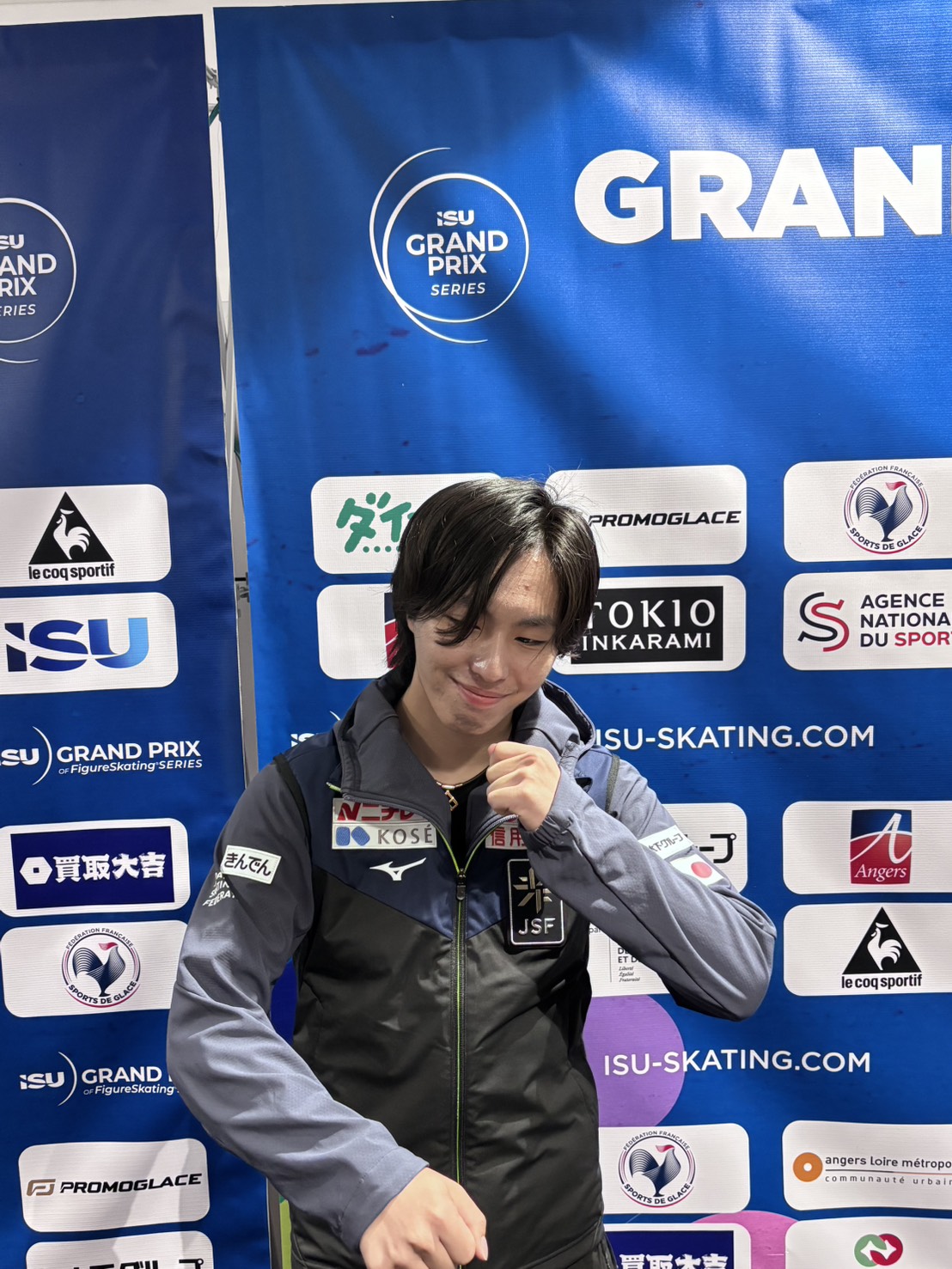 グランプリシリーズ第1戦フランス大会の公式練習後に牛肉を食す“決起集会”をイメージし、肉を〓（順の川が峡の旧字体のツクリ）張る三浦佳生（撮影・松本愛香通信員）