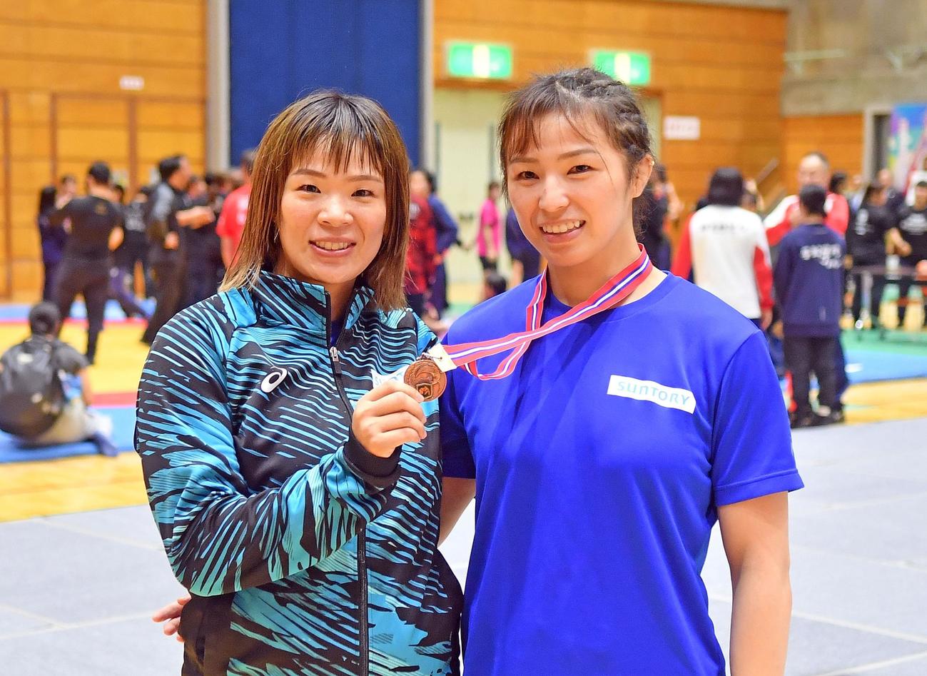 2025年10月12日、大会後に2人で記念撮影する金城梨紗子（左）と恒村友香子