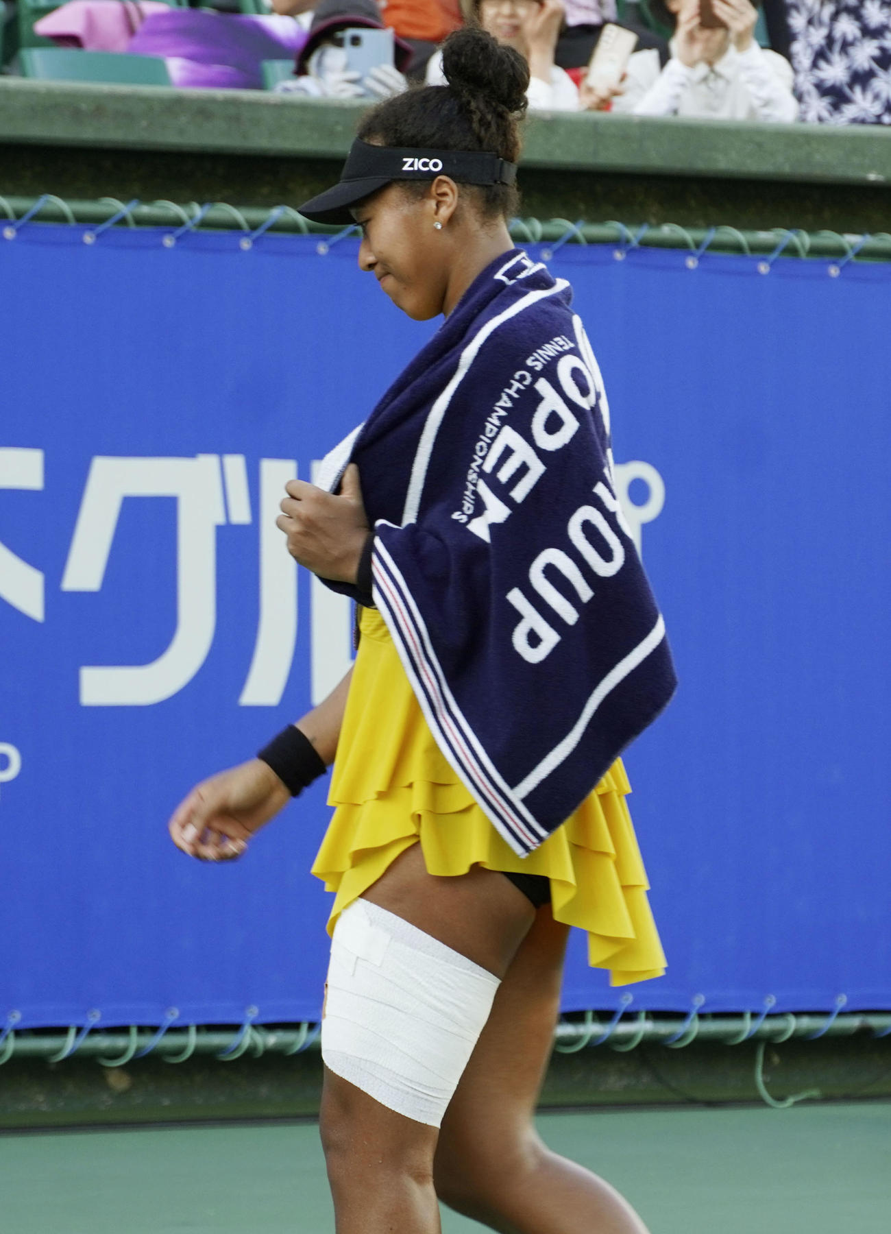 25日10月15日　シングルスで準々決勝進出を決め、引き揚げる大坂なおみ。第3セットの途中で左太ももを痛め、テーピングを巻いて戦い抜いた（共同）