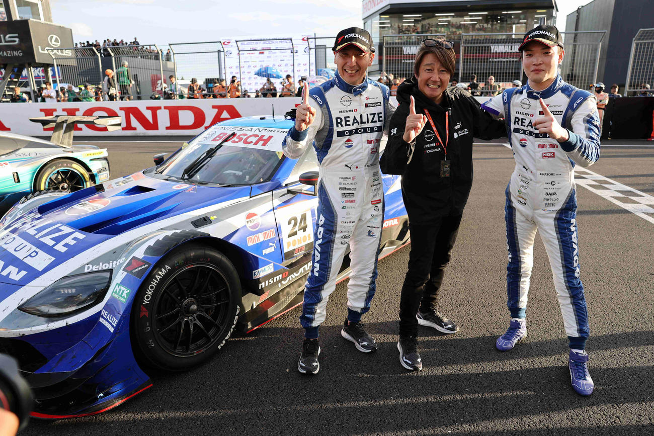 GT500クラスで優勝した左から松田次生、近藤真彦監督、名取鉄平（GTA提供）