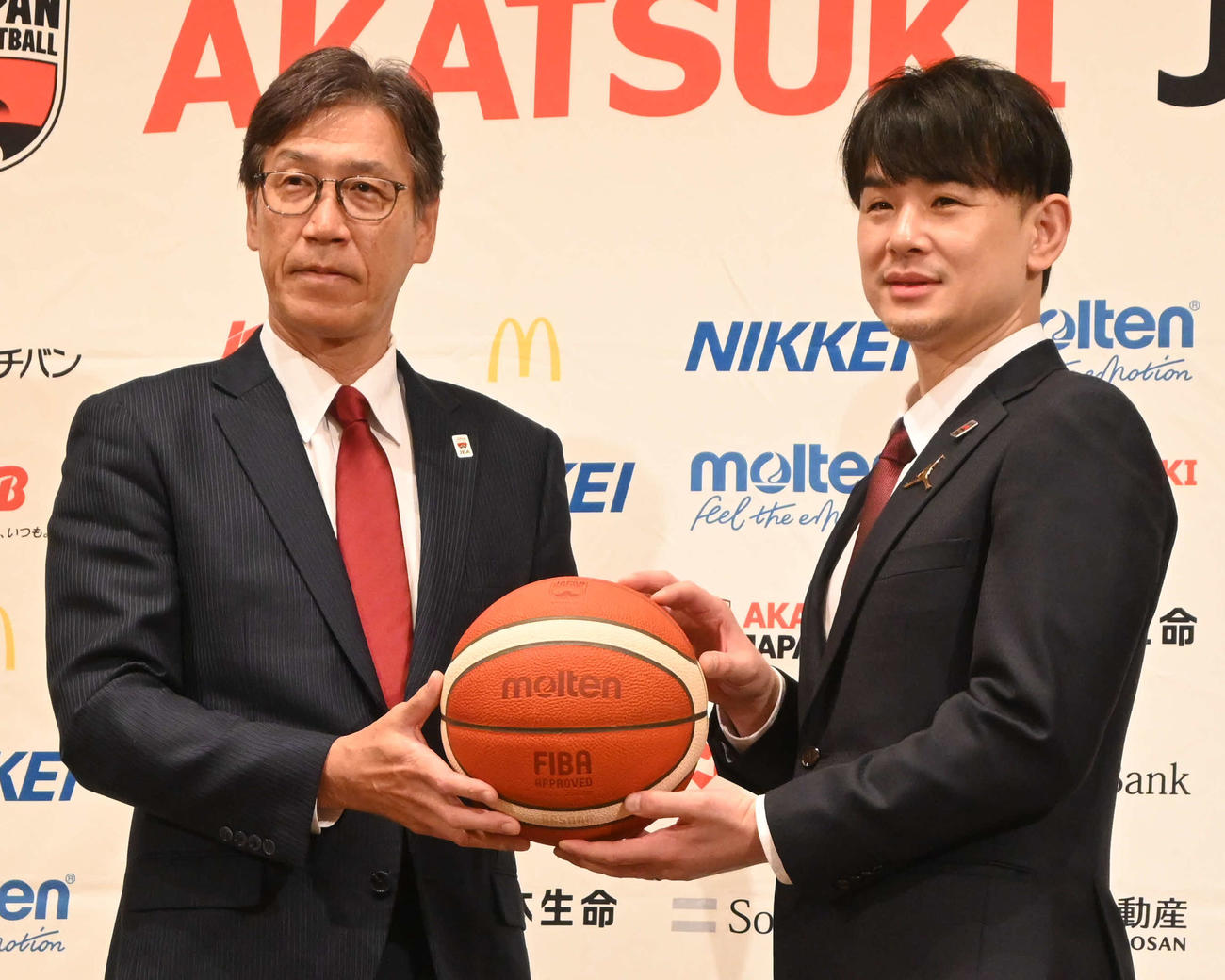 日本バスケットボール協会の強化委員長に就任した伊藤拓摩氏（右）と渡辺信治事務総長（撮影・飯岡大暉）
