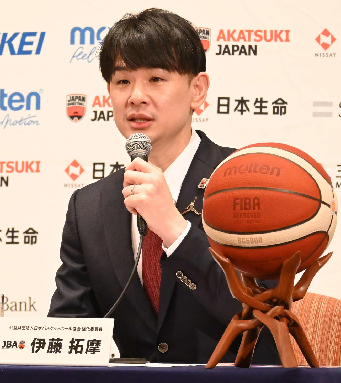就任会見に臨む日本バスケットボール協会の伊藤拓摩強化委員長（撮影・飯岡大暉）