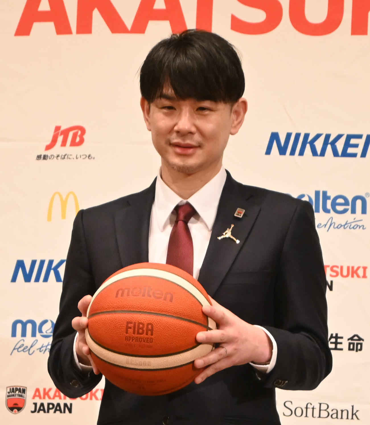 就任会見に臨む日本バスケットボール協会の伊藤拓摩強化委員長（撮影・飯岡大暉）