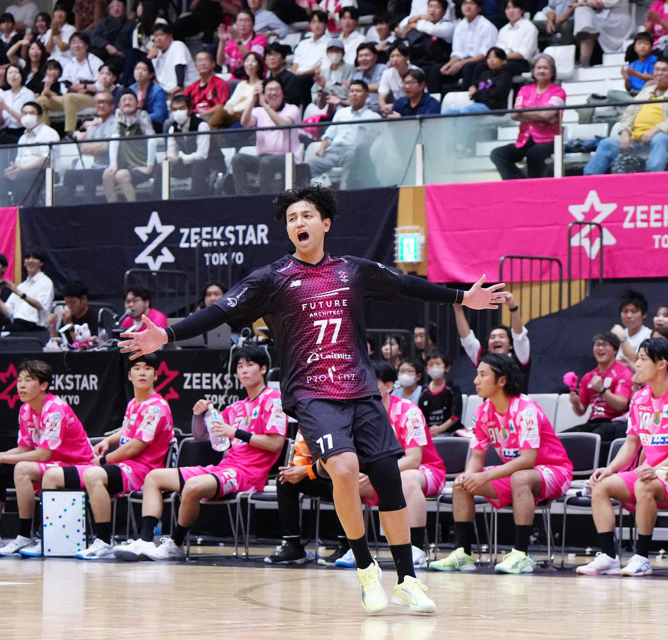 ジークスター東京対ゴールデンウルヴス福岡　後半、シュートを決め喜ぶジークスター東京の東江（撮影・江口和貴）
