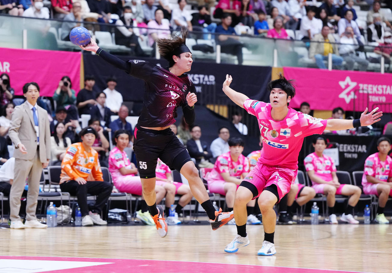 ジークスター東京対ゴールデンウルヴス福岡　前半、シュートを決めるジークスター東京の伊礼（左）（撮影・江口和貴）