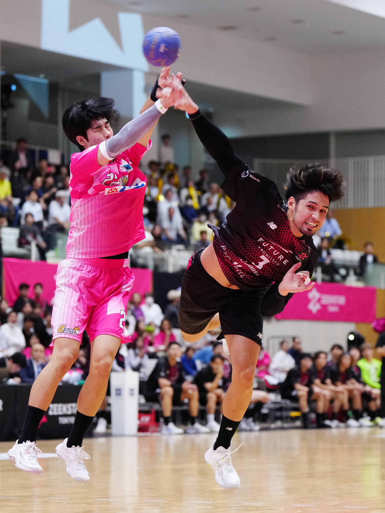 ジークスター東京対ゴールデンウルヴス福岡　前半、シュートを決めるジークスター東京の部井久（右）（撮影・江口和貴）