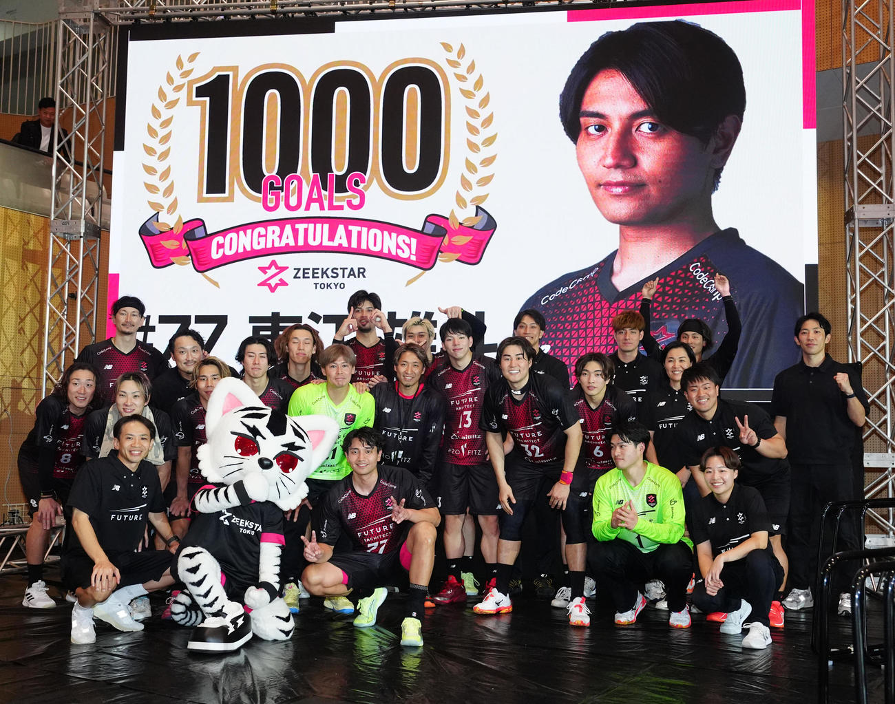ジークスター東京対ゴールデンウルヴス福岡　試合後、通算1000得点を記念し、チームメートと写真に納まるジークスター東京の東江（手前中央）（撮影・江口和貴）