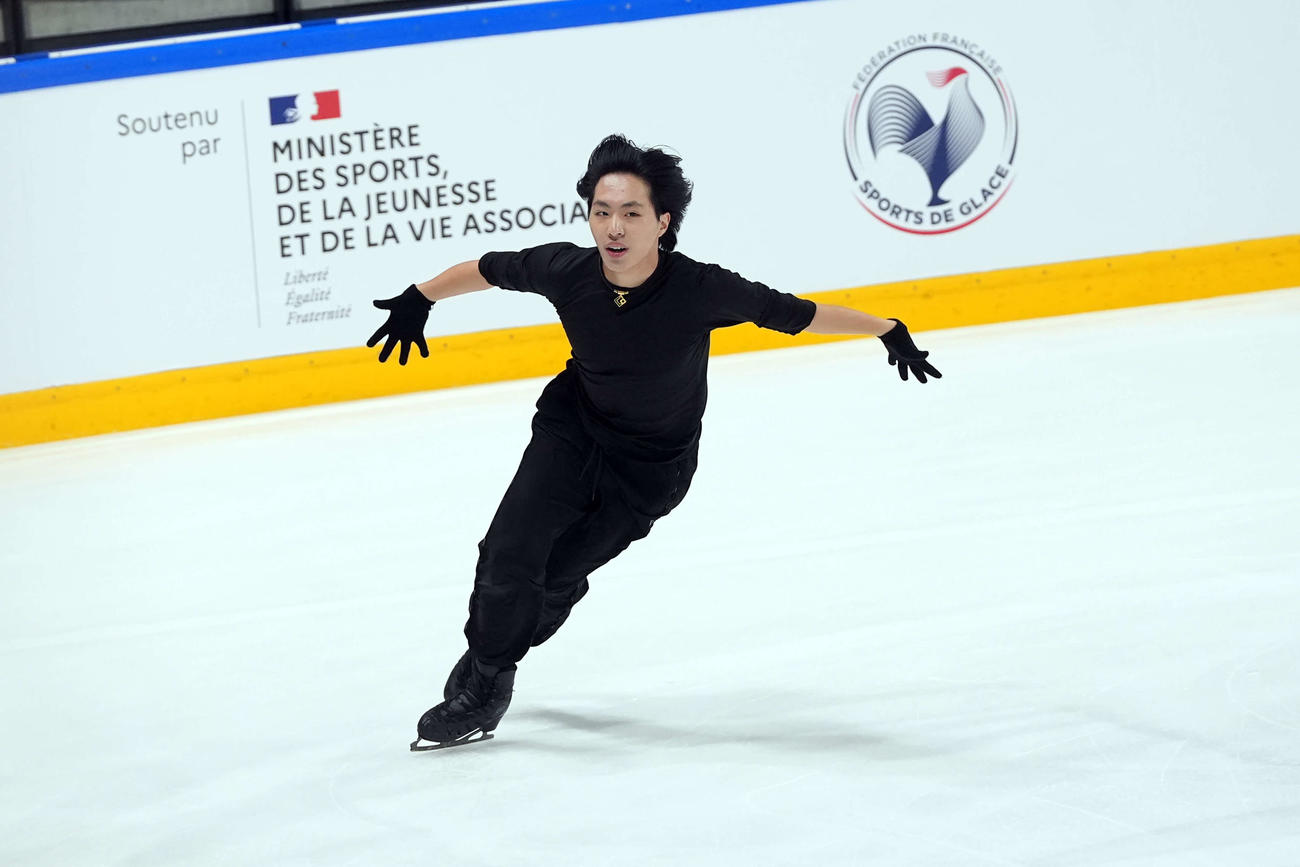 フィギュアスケートのグランプリシリーズ第1戦フランス大会を前に公式練習をする三浦（撮影・パオロ　ヌッチ）