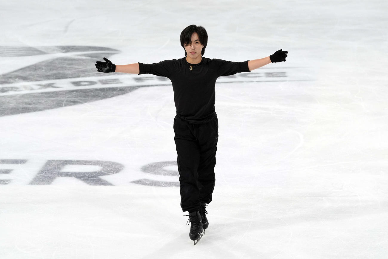 フィギュアスケートのグランプリシリーズ第1戦フランス大会を前に公式練習をする三浦（撮影・パオロ　ヌッチ）