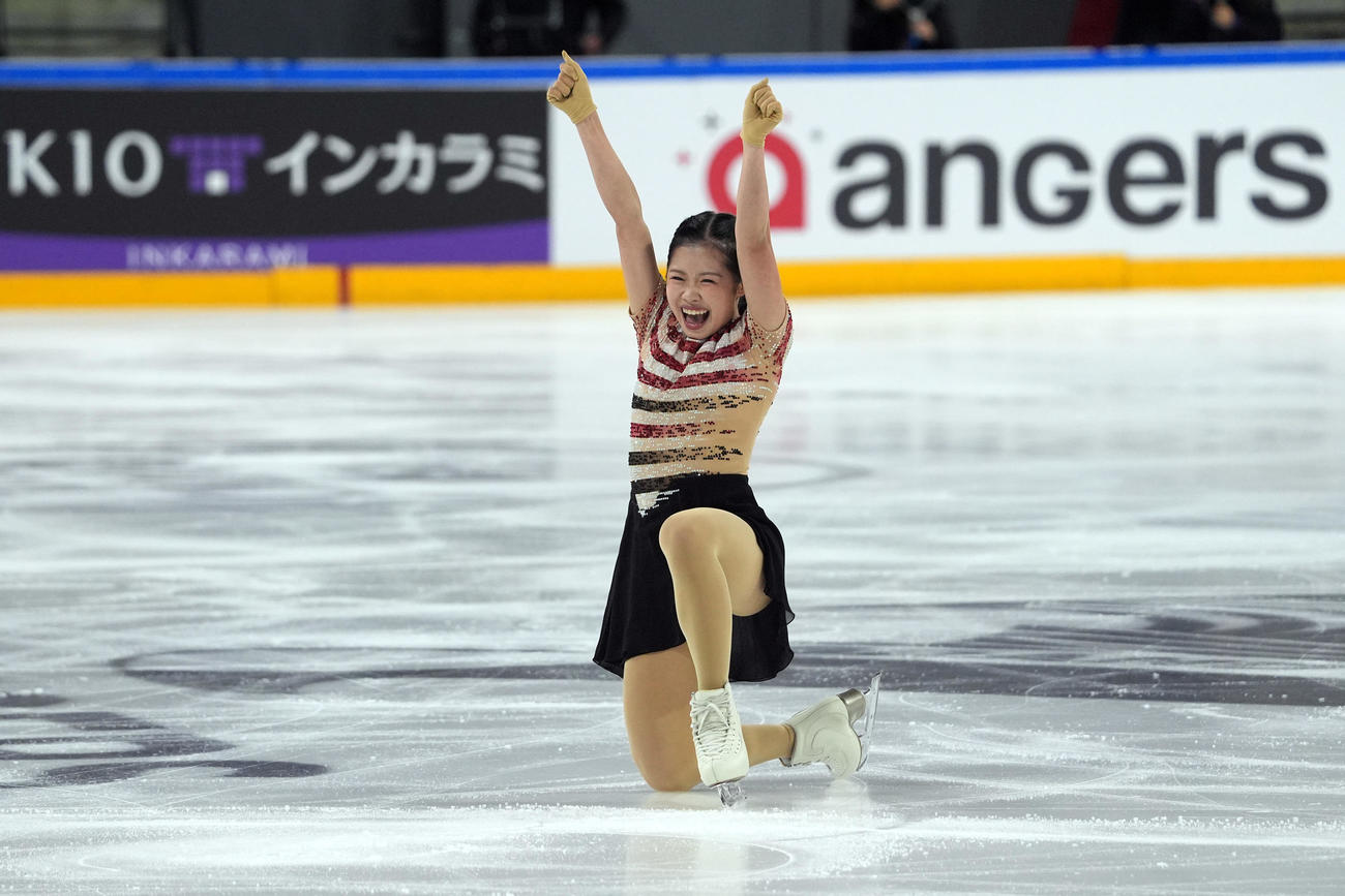 女子SPの演技を終えてガッツポーズの中井亜美（撮影　パオロ・ヌッチ）