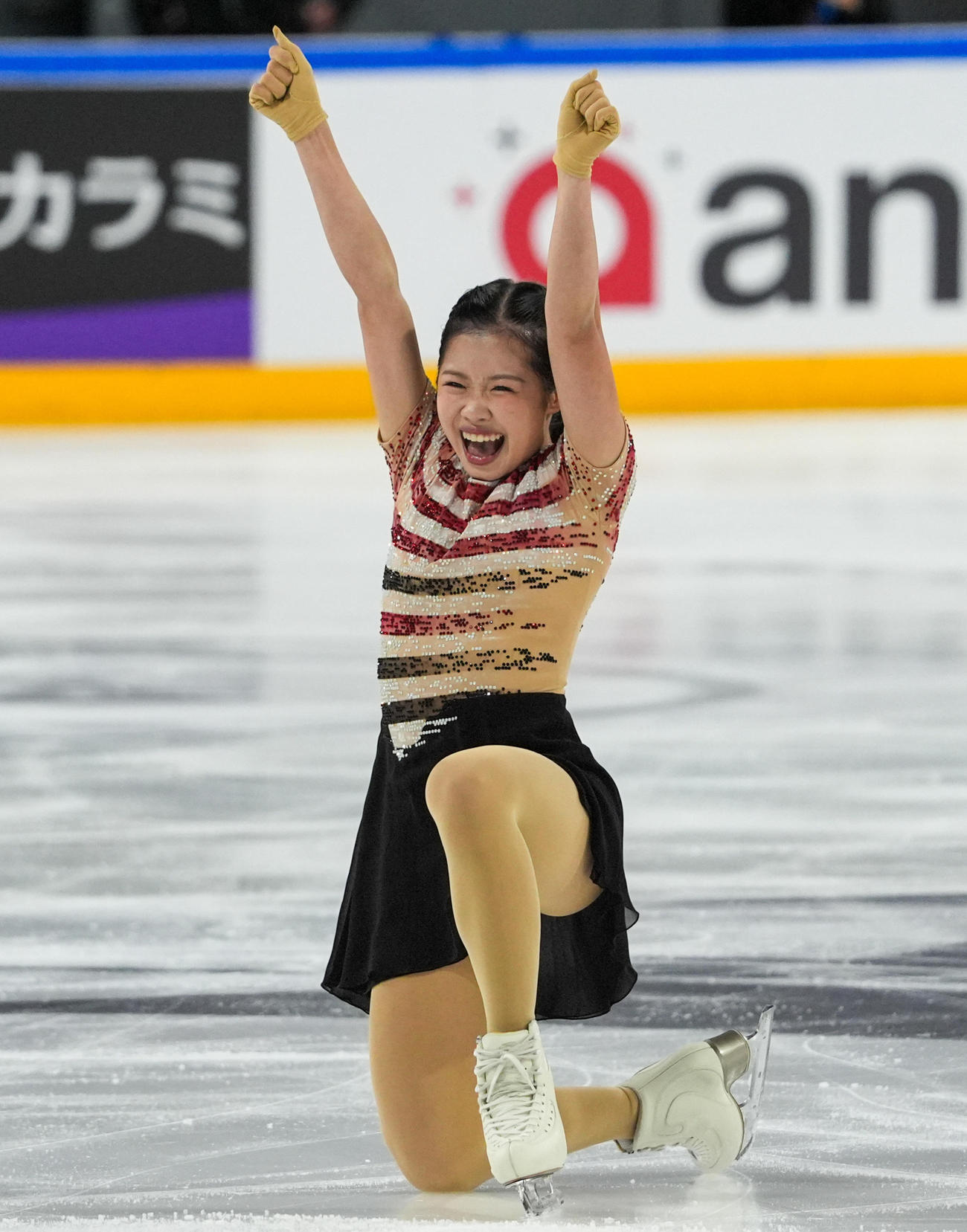 女子SPの演技を終えてガッツポーズの中井亜美（撮影・パオロ・ヌッチ）