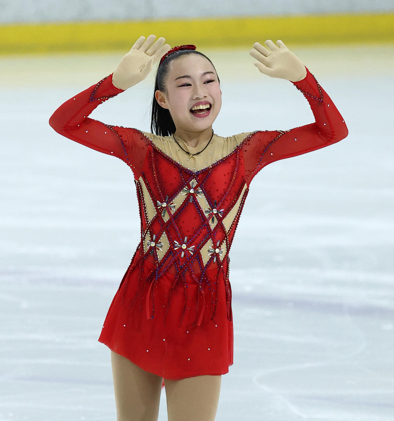 全日本ノービス選手権ノービスAでパフォーマンスを終え声援に手を振り応える宮崎花凜（撮影・中島郁夫）