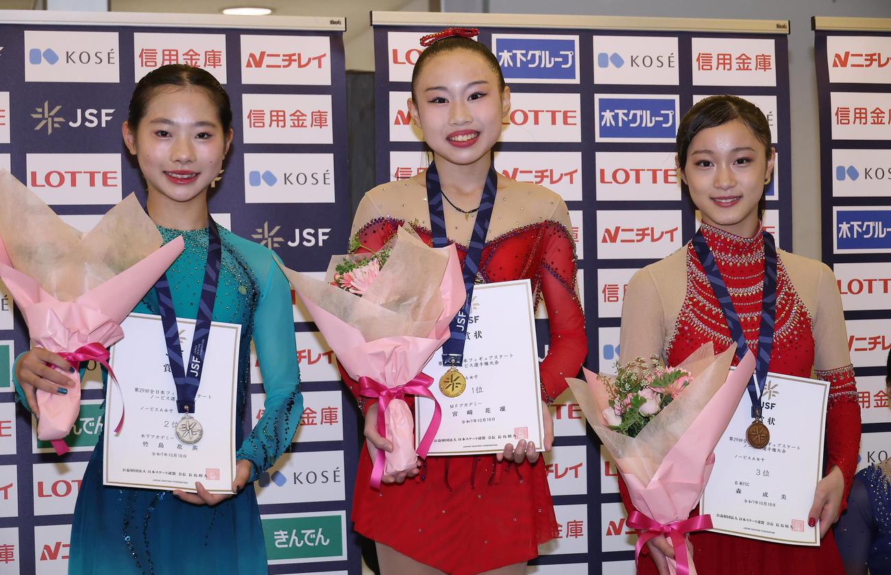 全日本ノービス選手権ノービスA1位宮崎花凜（中央）、2位竹島花英（左）、3位森成美（撮影・中島郁夫）