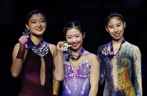 表彰台　左から2位坂本花織、1位中井亜美、3位住吉りをん（ロイター）