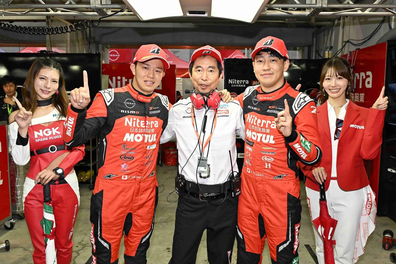 GT500クラスでポールポジションを獲得した葉月美優、佐々木大樹、島田次郎監督、三宅淳詞、大島はるな（左から、GTA提供）