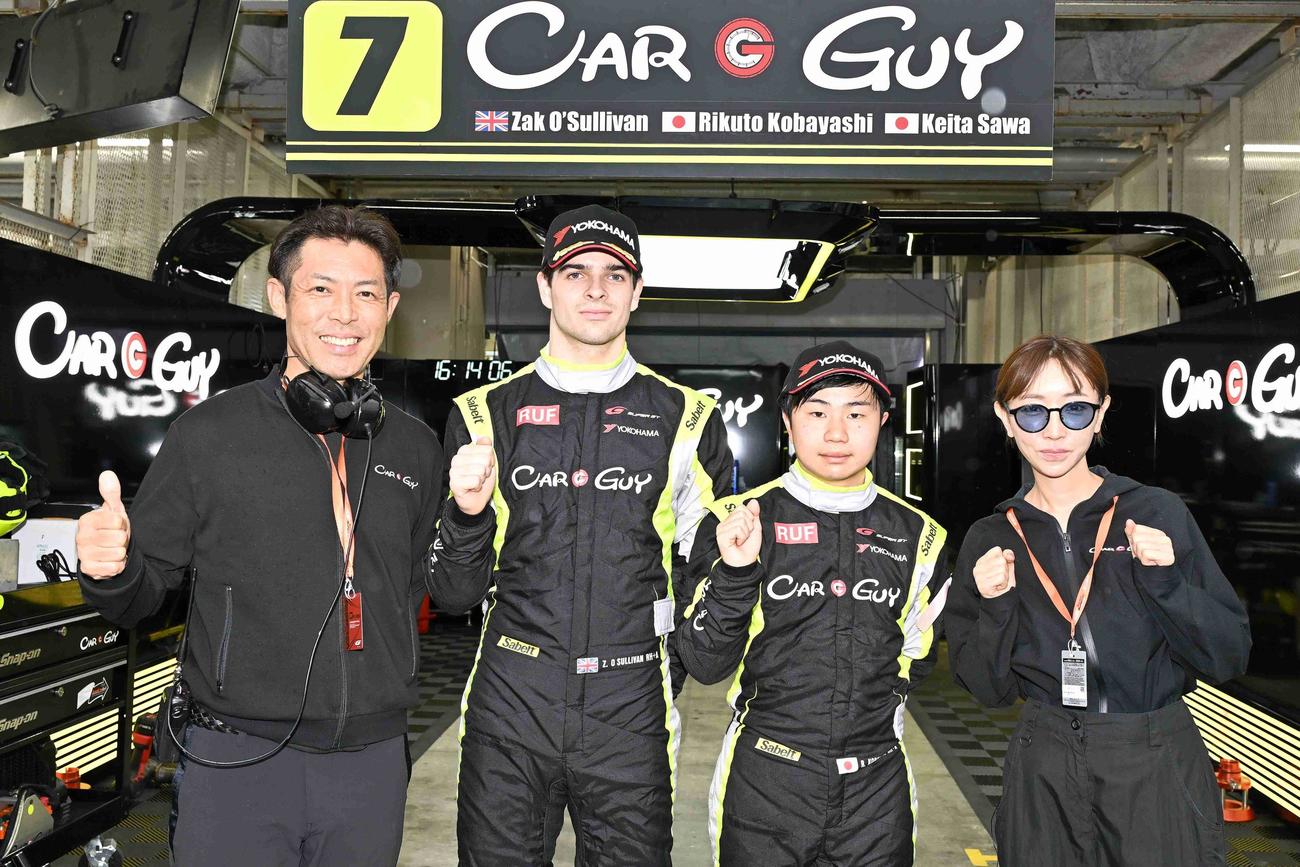 GT300クラスでポールポジションを獲得した沢圭太、オサリバン、小林利徠斗、芳賀美里監督（左から、GTA提供）