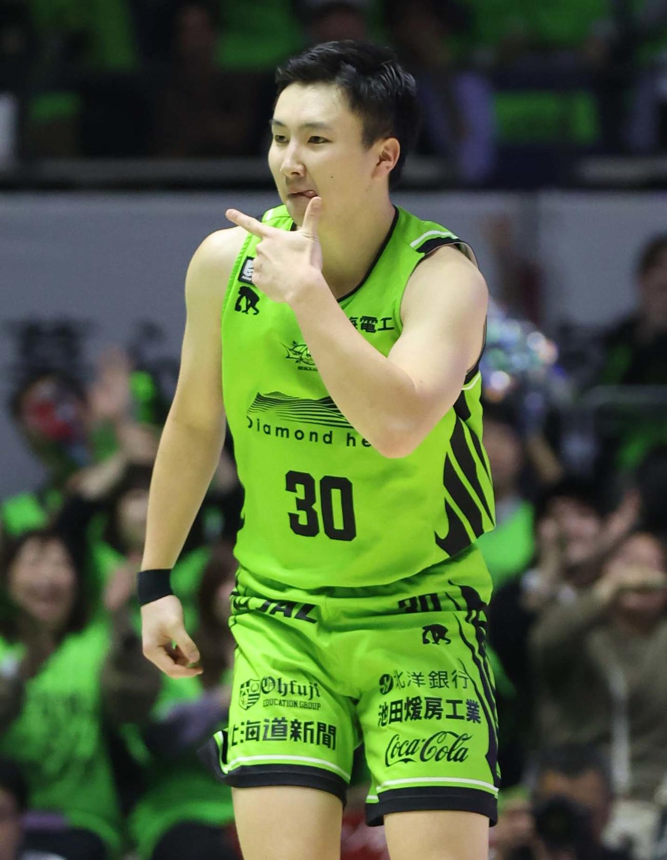 レバンガ北海道対FE名古屋　第1Q 3Pシュートを決めポーズをとるレバンガ北海道・富永（撮影・黒川智章）