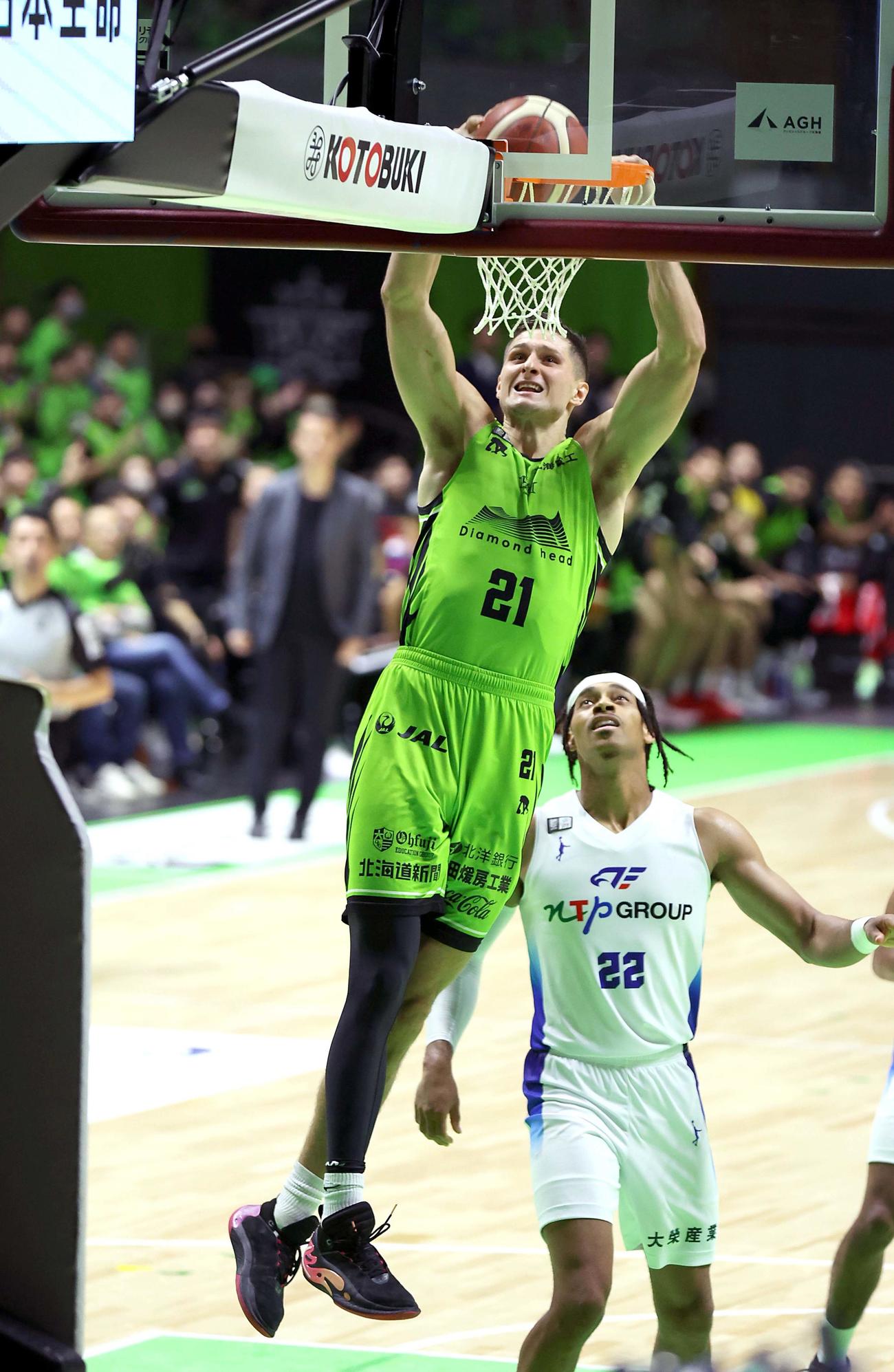 レバンガ北海道対FE名古屋　第3Q　ダンクシュートを決めるレバンガ北海道のハーラー（撮影・黒川智章）