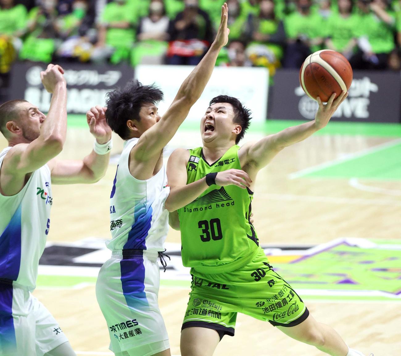 レバンガ北海道対FE名古屋　第3Q　ゴール下で競り合うレバンガ北海道・富永（撮影・黒川智章）