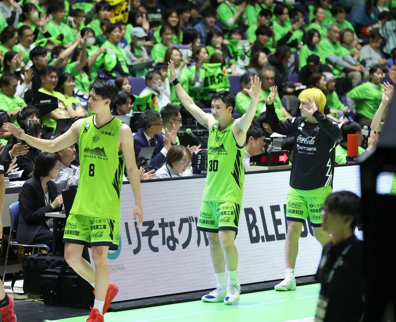 レバンガ北海道対FE名古屋　試合後、観客にあいさつするレバンガ北海道・富永（左から2人目）（撮影・黒川智章）